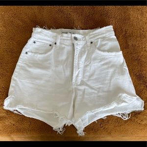 A&F Curve Love The 4in High Rise Mom Short in White